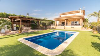 Xalet a Valverde. Esta hermosa villa independiente de 4 dormitorios y 3 baãos tien