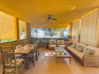 Rent House in Calas Santa Pola Este. Espectacular chalet pareado esquina de dos plantas, parcela de 4