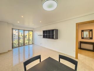 Location Appartement à Altabix. Amplio piso sin amueblar en la plaza de benidorm de elche, cocin