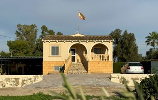 Masia en Callosa de Segura. Ubicada en una zona tranquila y de f�cil acceso, esta casa de ca
