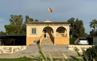 Masia a Callosa de Segura. Ubicada en una zona tranquila y de fãcil acceso, esta casa de ca