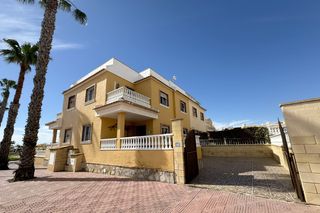 Casa adosada en Rojales. Ubicada en la cotizada zona de do�a pepa, en ciudad quesada, est