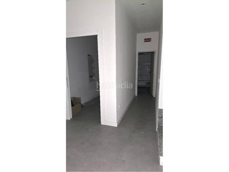 Foto c38b261c-646a-4a0d-9a06-70a1da6476f0. Alquiler local comercial local con amplio escaparate en vara de rey en Logroño