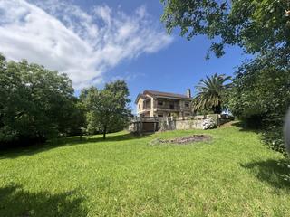 Casa  Villasevil - bo escobedo. Se presenta una magnífica propiedad en venta, situada en un tran