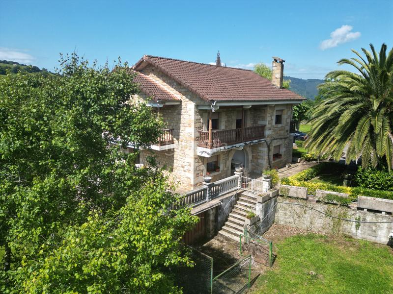 Foto 424273a0-7798-4701-bd54-d2e4ea809223. Casa se presenta una magnífica propiedad en venta, situada en un tranquilo rincón del encantadora escobedo municipio . esta e en Villafufre