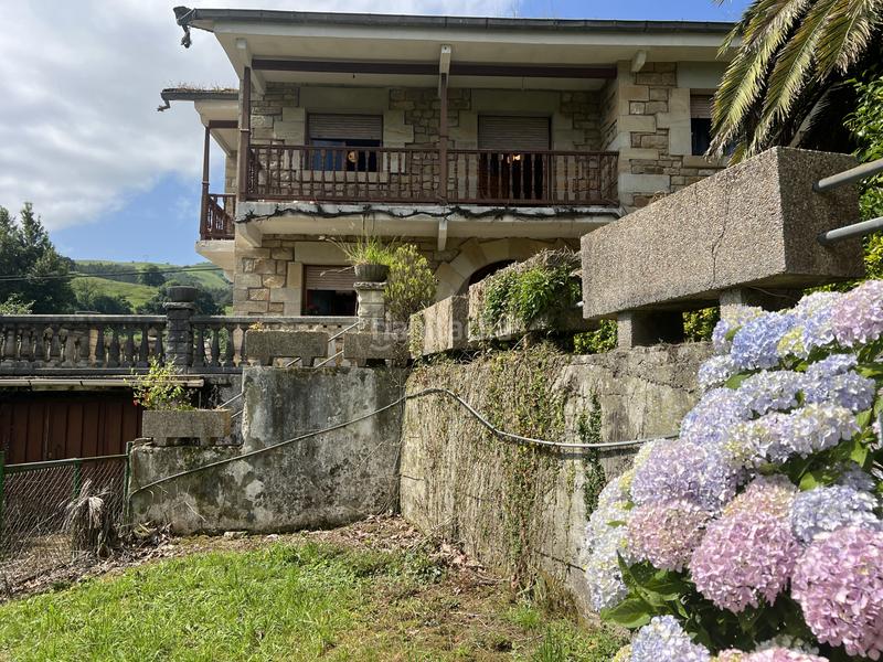Foto d855d36d-4965-402f-b3dc-cf09665d1390. Casa se presenta una magnífica propiedad en venta, situada en un tranquilo rincón del encantadora escobedo municipio . esta e en Villafufre