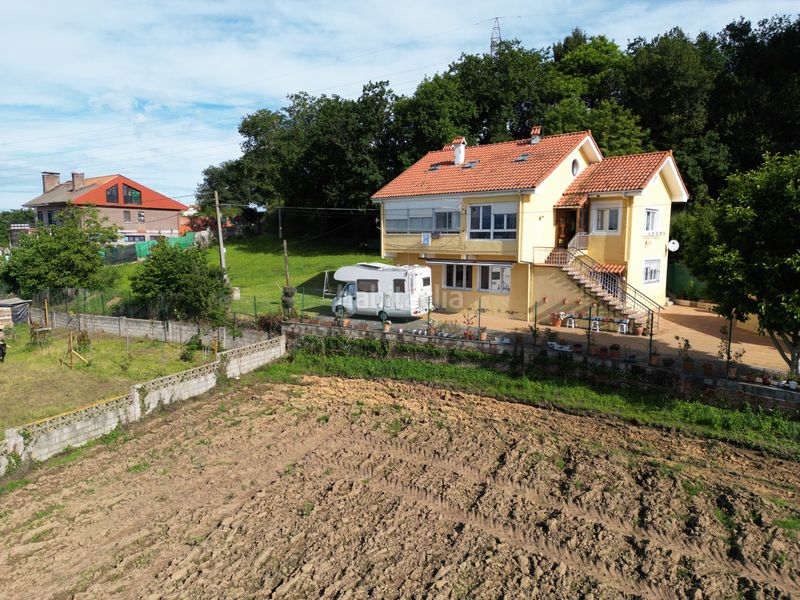 Foto f68170fc-e582-4e5f-b45b-7e98a9c9f0e0. Casa amb calefacció aparcament a Polanco