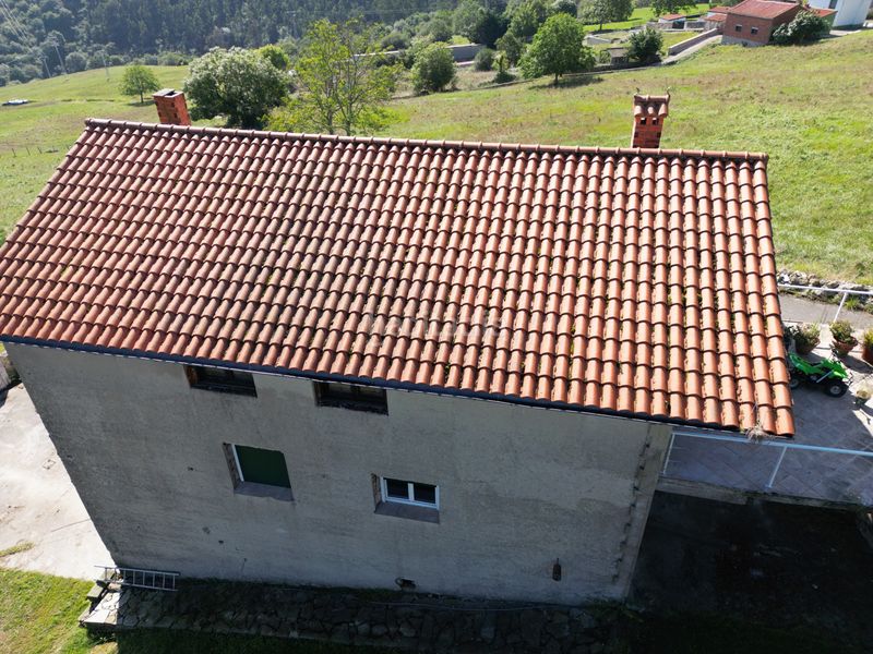 Foto a0ba6659-da44-4648-a679-2111e8bbfe90. Casa amb calefacció aparcament a Valdáliga