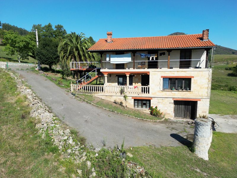 Foto cedf1ffc-114e-4b9b-8dcc-b2f6c11a2cff. Casa amb calefacció aparcament a Valdáliga