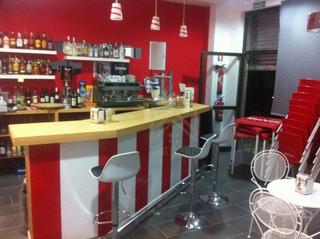 Local commercial à Corrales de Buelna (Los). Bar esquinero recien reformado