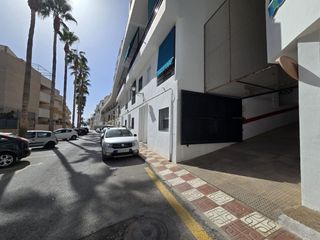 Aparcament cotxe a Castell de Ferro. Plaza de garaje junto a la playa con acceso por dos calles