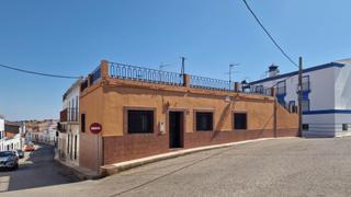 Casa a Calle atrio iglesia 1. Casa con patio y terraza de 3 dormitorios en cheles  badajoz