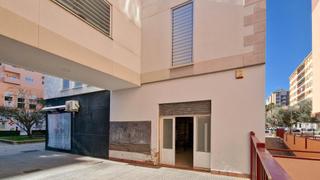 Local Comercial a Calle angel quintanilla ulla 4. Local comercial en venta junto a la plaza de las américas valdep
