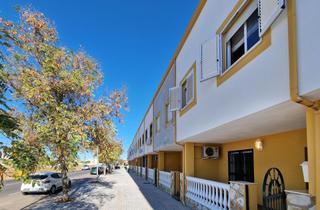 Maison jumelée  Carretera de corte de peleas. Adosado unifamiliar de 3 habitaciones, 2 baños, buhardilla, gara