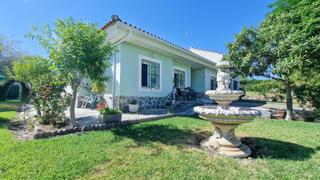 Chalet  Calle menor. Chaletcasa en venta en la atalaya con 5 habitaciones, jardín  y