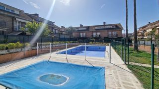 Casa adossada  Calle francisco corral acedo. Adosado unifamiliar con zonas comunes ajardinadas y piscina, en