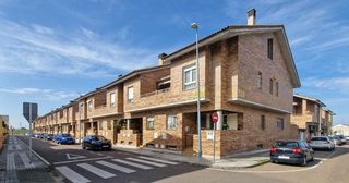 Casa adossada  Calle francisco corral acedo. Adosado unifamiliar con zonas comunes ajardinadas y piscina, en