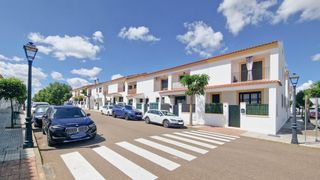 Semi detached house  Montenegro. Adosado de 4 dormitorios dos baños garaje y trastero en olivenza