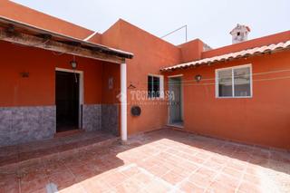 Casa aparellada a Arico. Casa en venta en arico