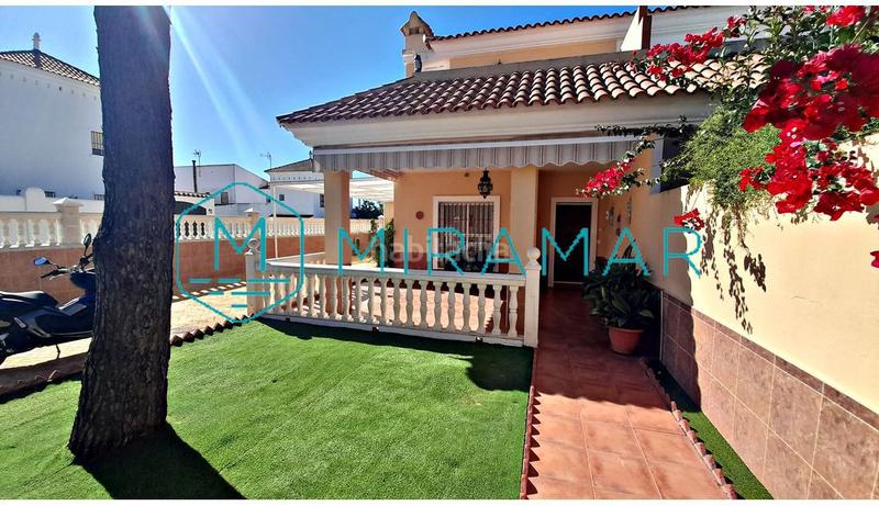 Foto 062071f7-5f6b-4925-be1c-2e66f602bfd4. Chalet  en venta en islacristina Urbasur, 4 dormitorios. en Islantilla