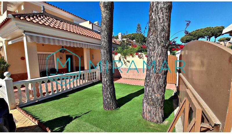 Foto 381dadbe-5f4b-405c-beda-d61e83c5d33e. Chalet  en venta en islacristina Urbasur, 4 dormitorios. en Islantilla