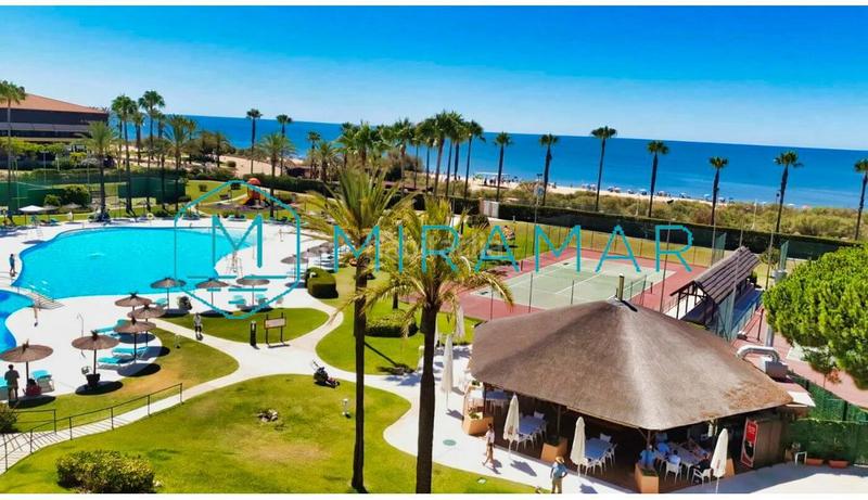 Foto ea57ce93-7dad-46f2-b69e-e4f6478956de. Apartament amb aparcament a Islantilla costa Islantilla