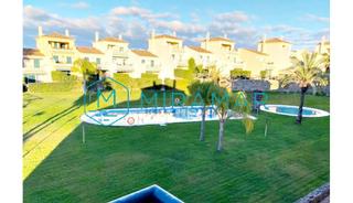Maison jumelée à Costa Esuri. Adosado en venta en costa esuri, 3 dormitorios.