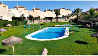 Maison jumelée à Costa Esuri. Adosado en venta en costa esuri, 3 dormitorios.