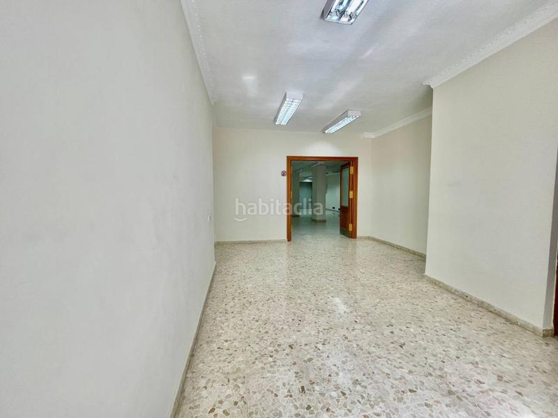 Foto b2c57a97-2bdc-4214-b1d9-eaab0a769412. Local comercial local muy exclusivo en pleno centro comercial en Cabra
