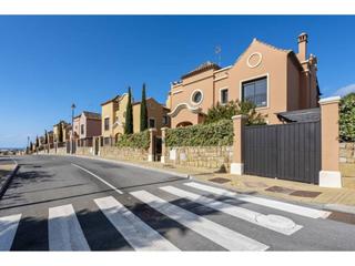 Casa aparellada  Mencia calderon. Espectacular villa pareada en estepona