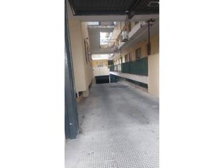 Aparcament cotxe  Leones. Parking amplio en la calle leones