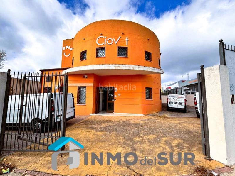 Foto 0cf29835-454c-46b9-b874-eae226d86420. Edificio clínica centro medico veterinario en Cabra
