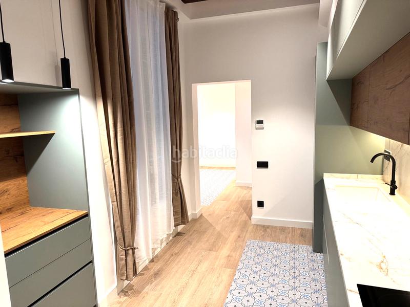 Foto ffe4d7ca-a056-4bde-86de-7d287a8f5ffb. Pis a carrer de l'hostal d'en sol 103 a Gòtic Barcelona