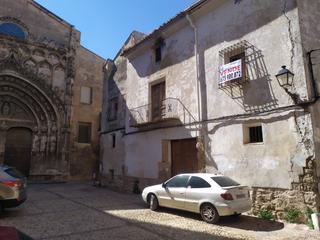 Casa  Plaza de albornoz. Casa en el casco antiguo de requena