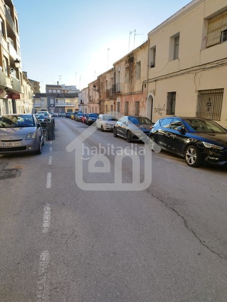 Foto d14bd6e8-b7d9-4c71-b14d-7850b9551107. Aparcament cotxe a Requena