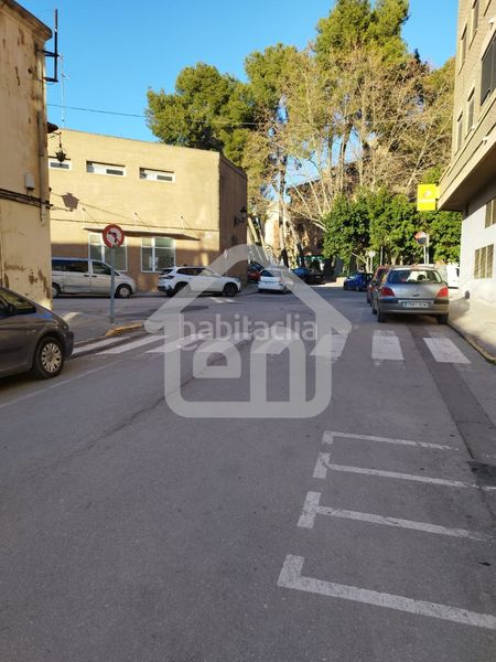 Foto ec38cba5-c65f-4668-ad7b-dde266b26d9e. Aparcament cotxe a Requena