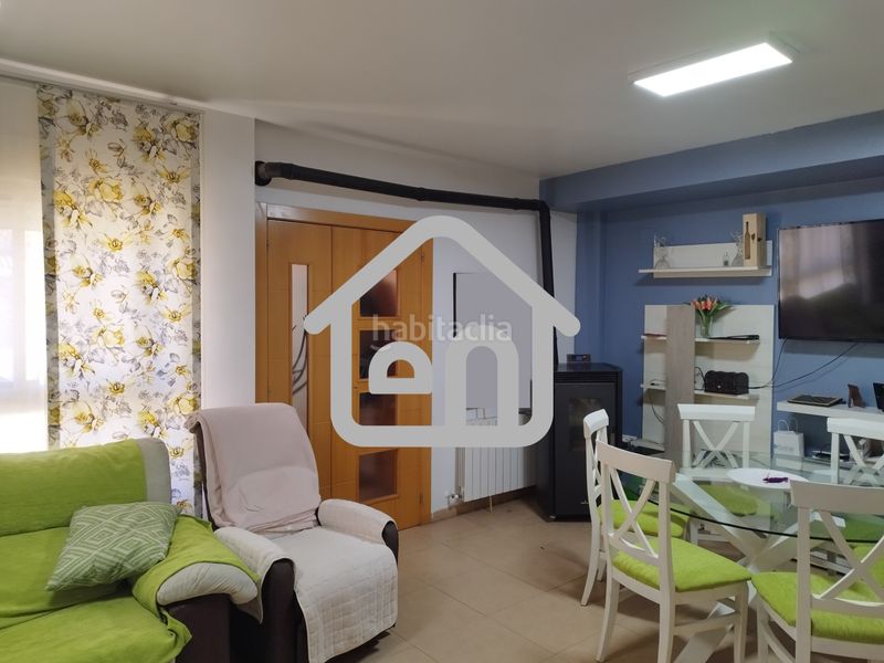 Foto a0cdaf08-d7b9-4f6f-b96f-d1c30bad9177. Casa adossada amb aparcament a Requena
