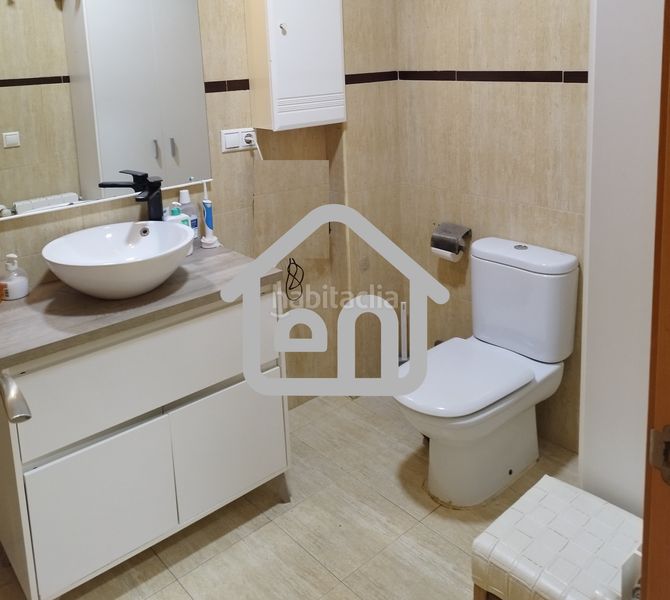 Foto b5a3a54a-4b8f-4dd5-9938-2c7c1e0ef880. Casa adossada amb aparcament a Requena