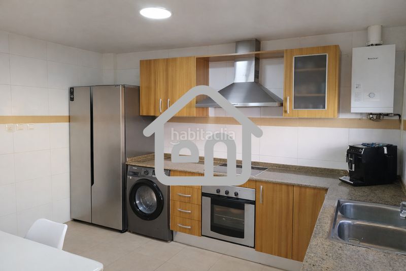 Foto d6e44f5d-e11e-43d0-ae44-47c0307cd431. Casa adossada amb aparcament a Requena
