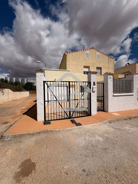 Foto 120a17b1-423f-4389-8934-989d9a85abf1. Casa aparellada amb aparcament a Requena