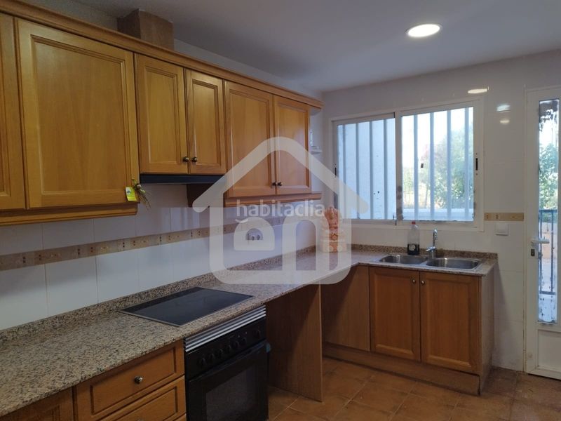 Foto 3d004ee8-6127-412d-ad26-e9cb9c14ca4e. Casa aparellada amb aparcament a Requena