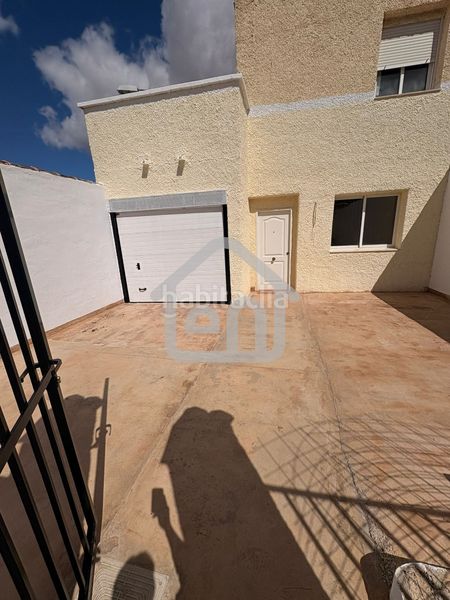 Foto a53e9572-19bc-417a-b7a8-2feeba15ca08. Casa aparellada amb aparcament a Requena