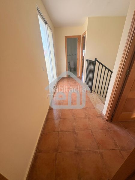 Foto b9813d18-e7af-43ea-97f2-9f59639f2fa6. Casa aparellada amb aparcament a Requena