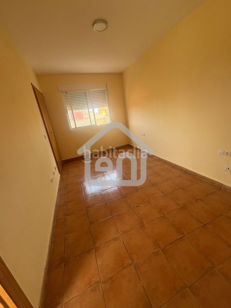 Foto c894e279-b189-48f6-a383-37822034829c. Casa aparellada amb aparcament a Requena