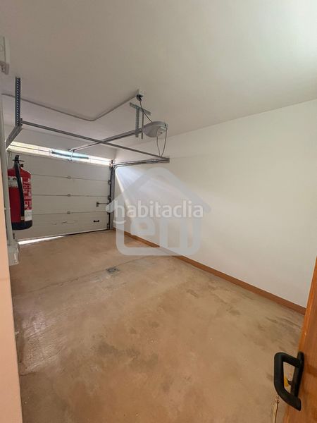 Foto e25c1fd7-7222-4153-a377-27f0fee80bf4. Casa aparellada amb aparcament a Requena