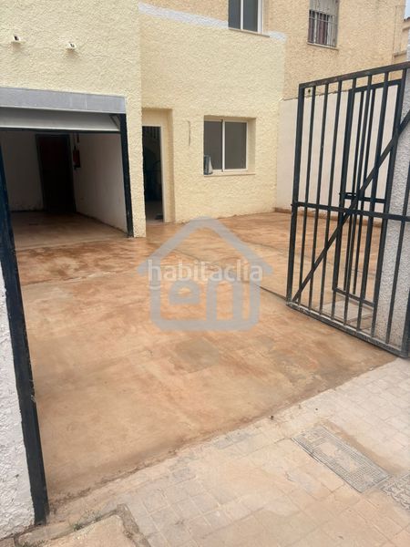 Foto e27e9c62-754e-4c2c-b601-aaa9e4e42f37. Casa aparellada amb aparcament a Requena