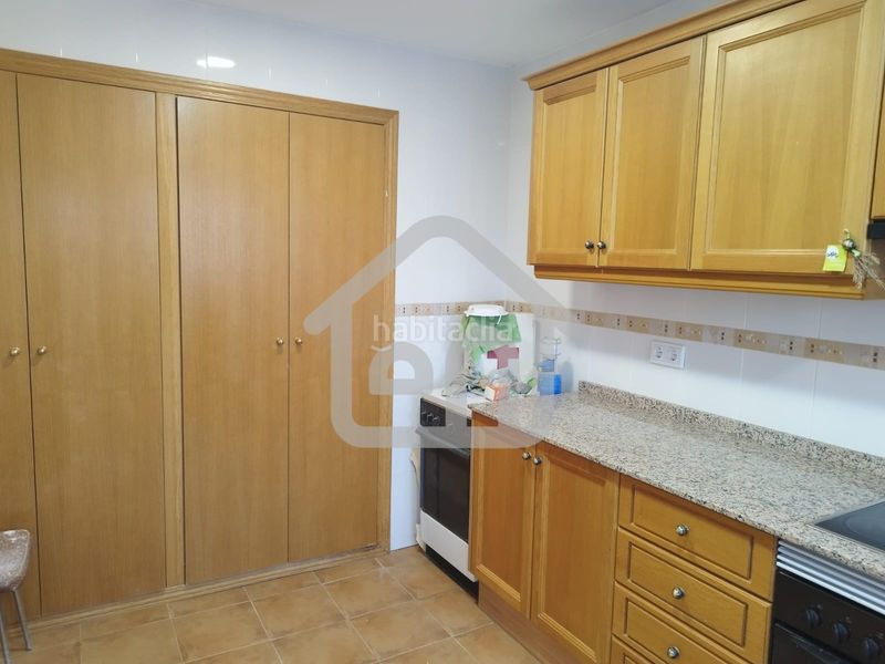 Foto e2e8f9c8-9502-4eac-92f4-c22376a136f4. Casa aparellada amb aparcament a Requena