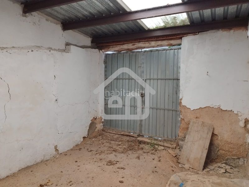 Foto 22f3312f-7358-442b-9298-76058863f0ca. Aparcament cotxe a Requena