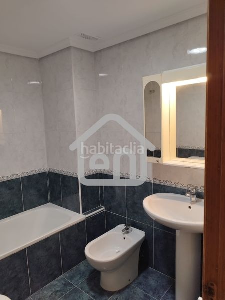 Foto 063847b9-e56b-4ccd-b4b0-f290a69c19ef. Casa adossada amb xemeneia aparcament a Requena