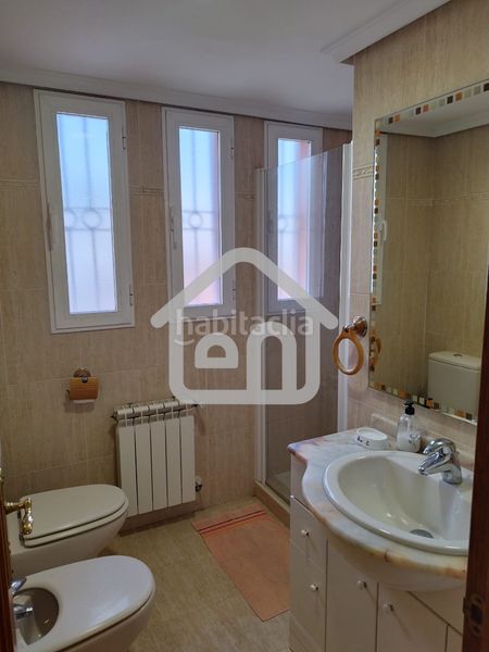 Foto 46f968a5-6cea-4152-ba57-bd221a47201f. Casa adossada amb xemeneia aparcament a Requena